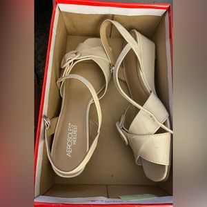 Aerosoles Women’s size 10 tan low wedge shoe